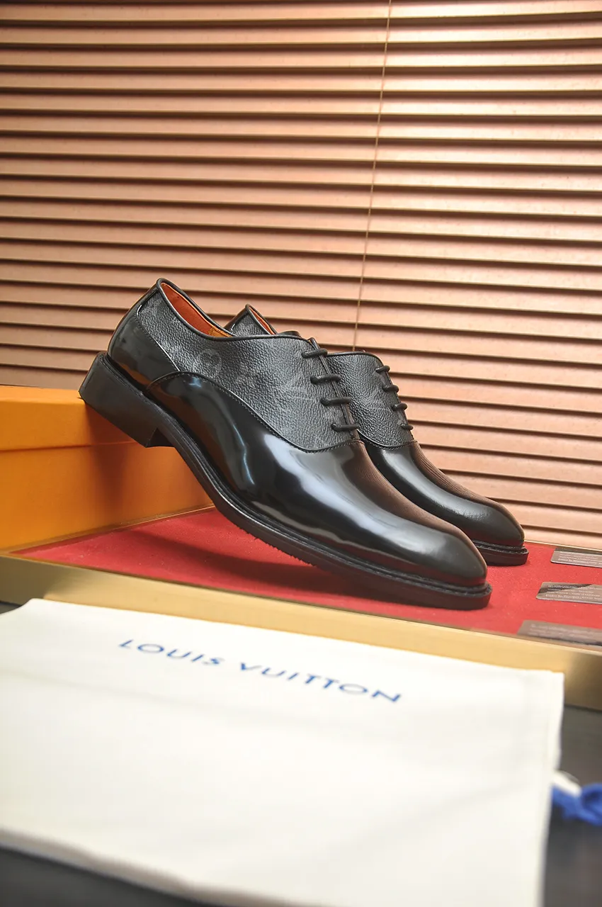 Men's men's shoes 💰460💶 [LV] (all high-end sheep lining) 🍀LV's latest genuine leather business suit shoes are launched simultaneously on the official website. The first-layer cowhide imported from Italy is made of heavy gold, 💥official website 1:1 rubber outsole. Versatile to wear, high-end without losing class, and the color combination is extraordinary. This four-season style is alluring when worn on your feet, showing off your big-name flair. Standard code 38-45 (45 customized)
